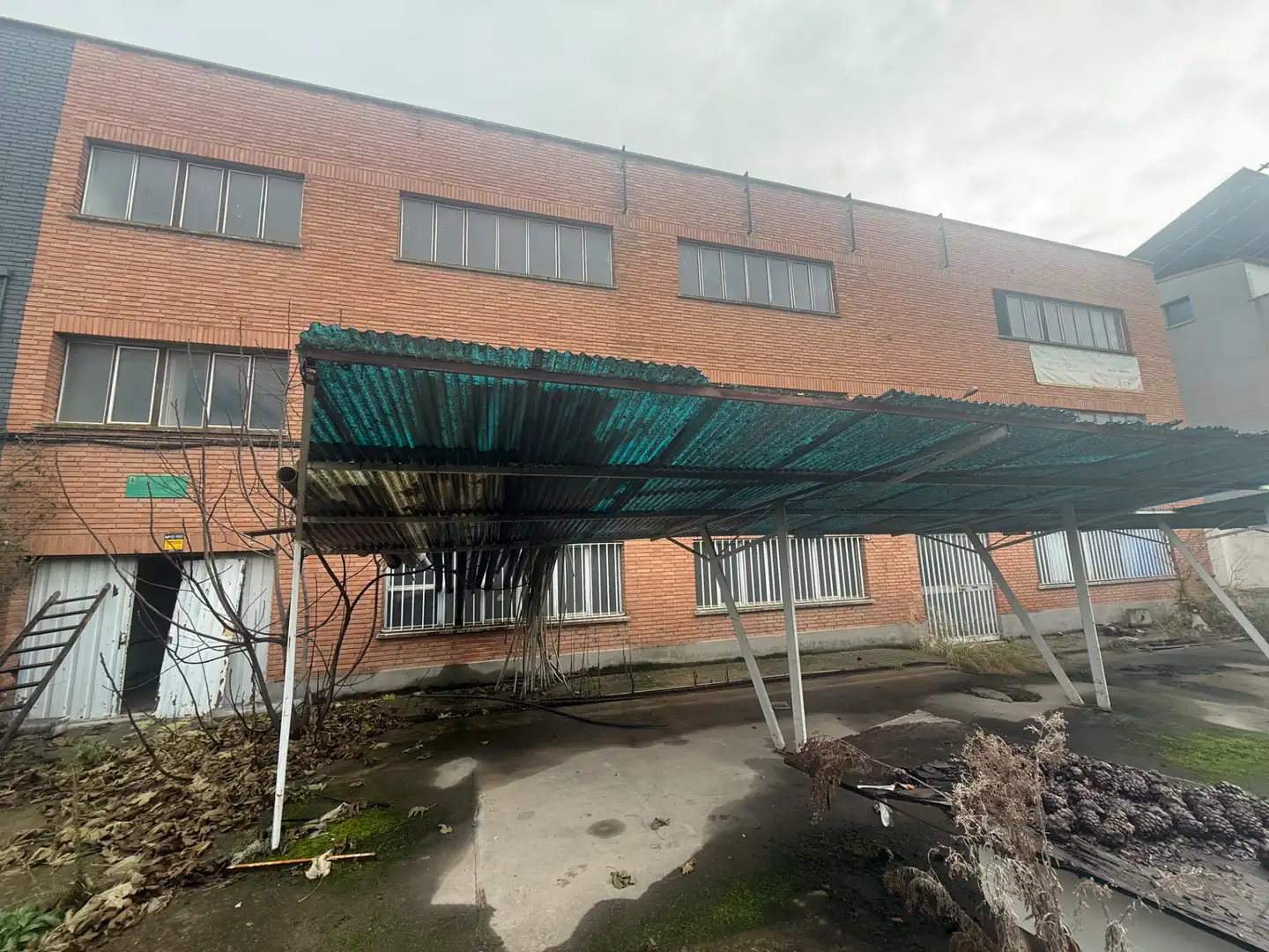Vista exterior de Nave industrial en venta en San Fernando de Henares con Alarma
