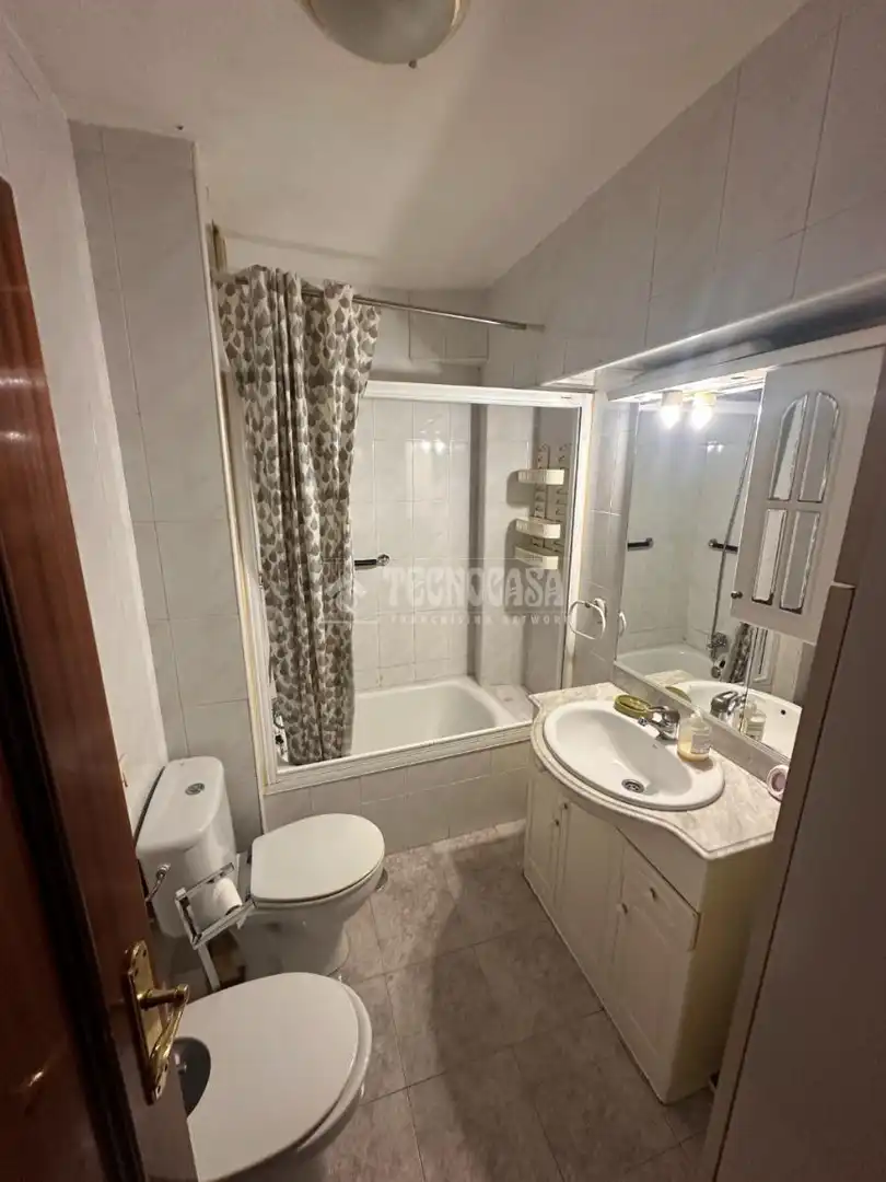 Baño de Piso en venta en Madrid con Calefacción, Terraza y Balcón