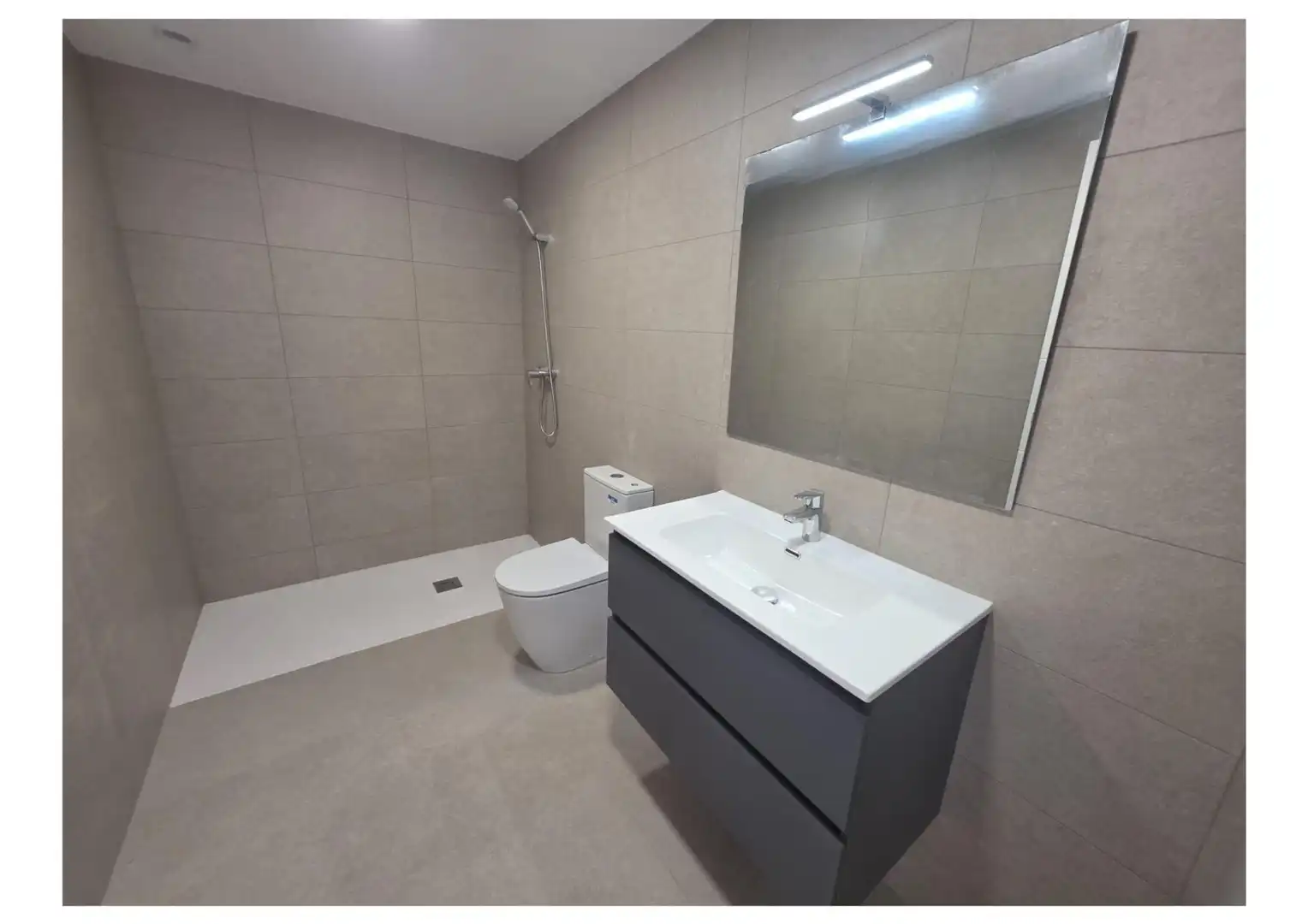 Baño de Piso en venta en Sabadell con Calefacción, Terraza y Balcón