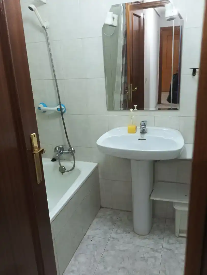 Baño de Piso de alquiler en Coria con Aire acondicionado, Amueblado y Lavadora