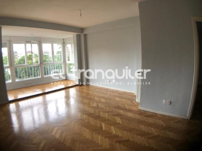 Bedroom of Flat to rent in  Madrid Capital  with Parquet flooring and Washing machine