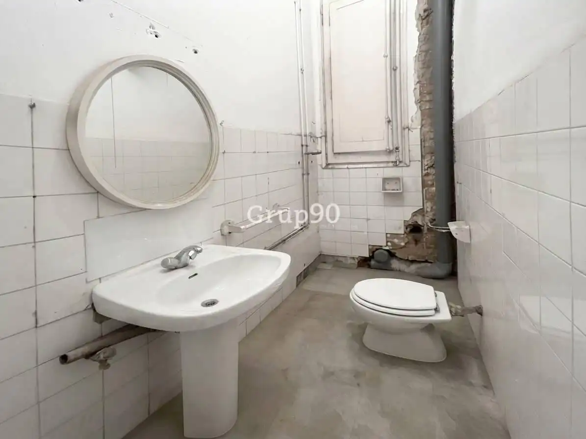 Badezimmer von Erdgeschoss zum Verkauf in Lleida mit Balkon