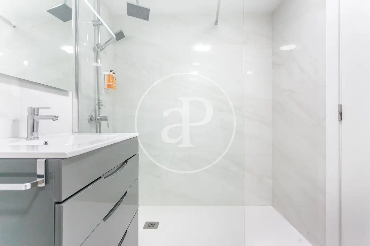 Bathroom of Flat for sale in Valencia  with Air Conditioner and Heating