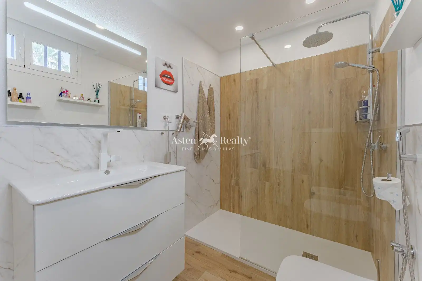 Bathroom of Attic for sale in Adeje  with Air Conditioner, Terrace and Swimming Pool