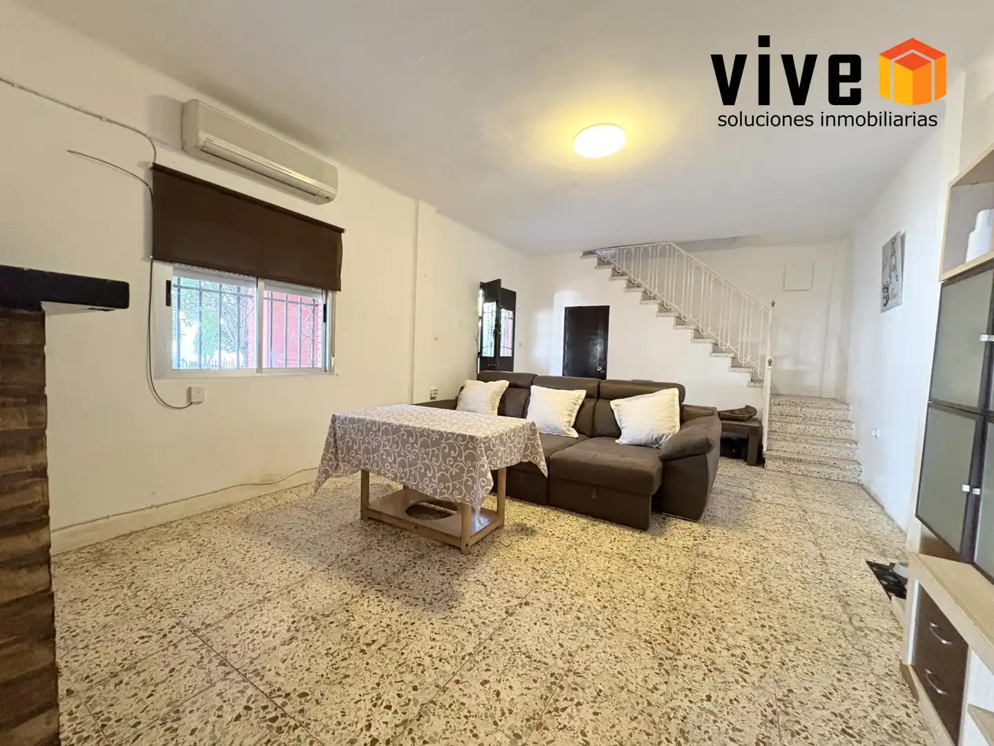 Sala de estar de Casa adosada en venta en Mairena del Aljarafe con Aire acondicionado, Calefacción y Jardín privado
