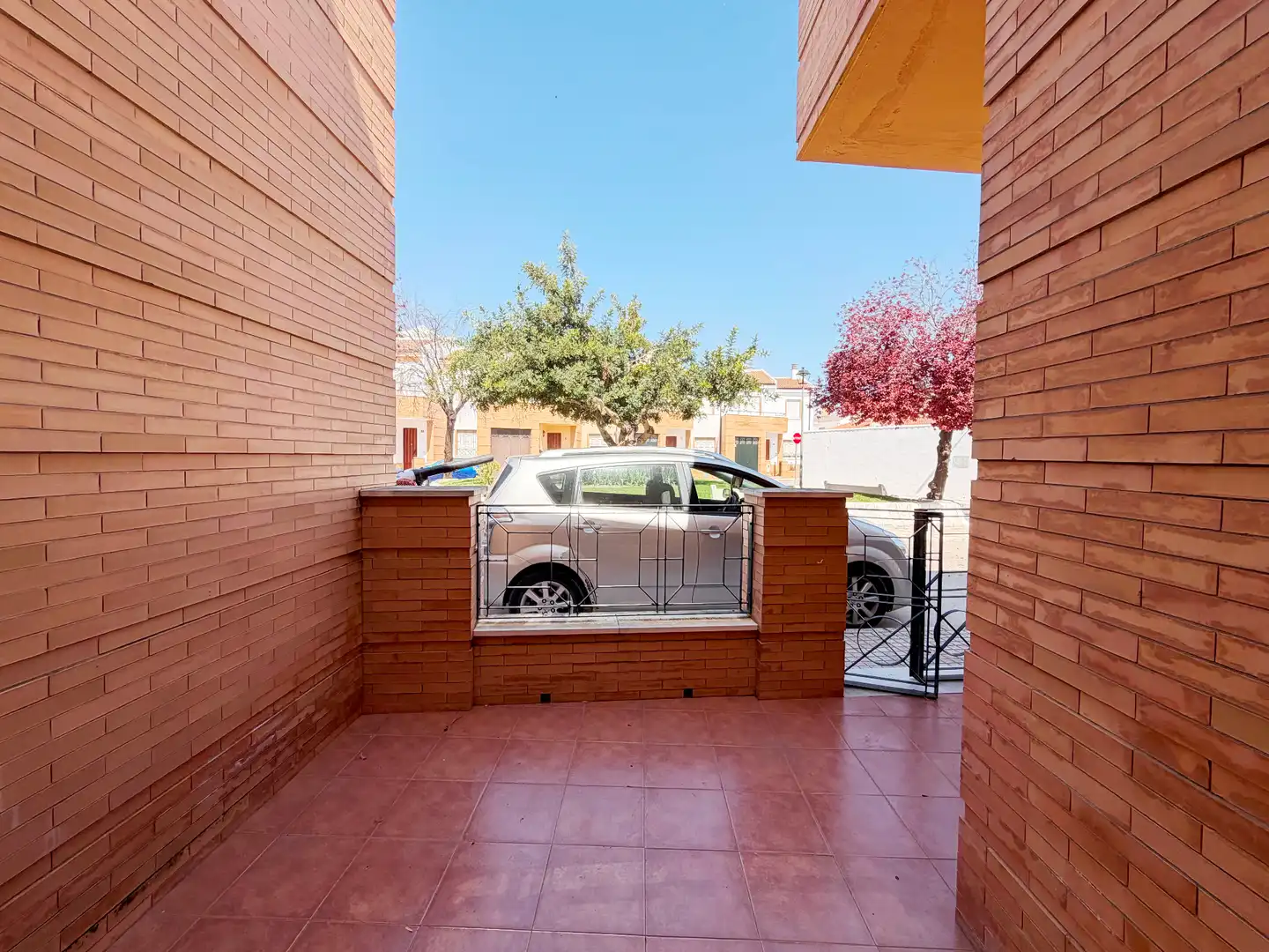 Vista exterior de Casa adosada en venda en Campillos amb Terrassa i Traster