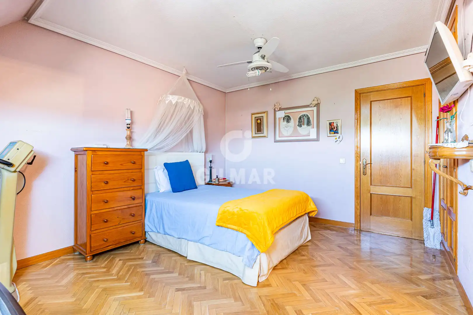 Habitación de Casa adosada en venta en Madrid con Calefacción y Jardín privado