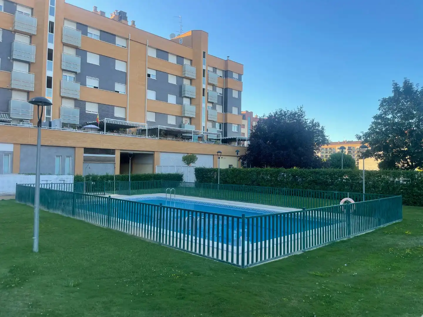 Piscina de Pis en venda en  Logroño amb Balcó