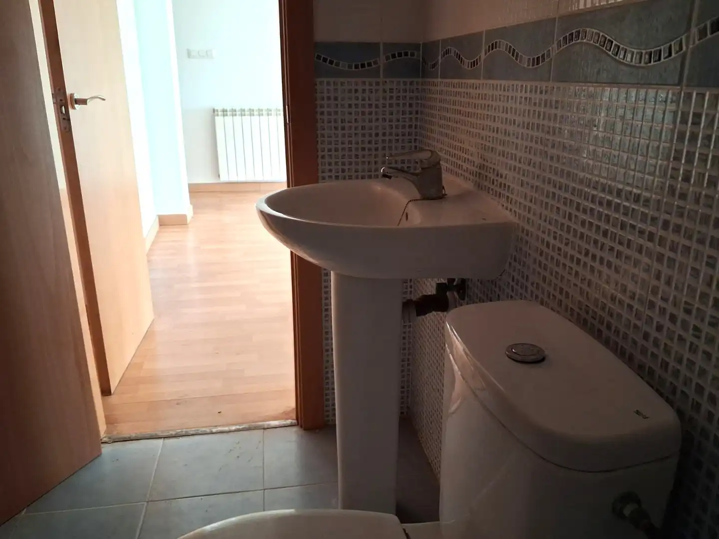 Bathroom of Flat for sale in Fuentes de Ebro  with Air Conditioner, Heating and Parquet flooring