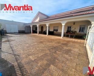 Vista exterior de Casa o xalet en venda en Lorca amb Terrassa, Traster i Moblat