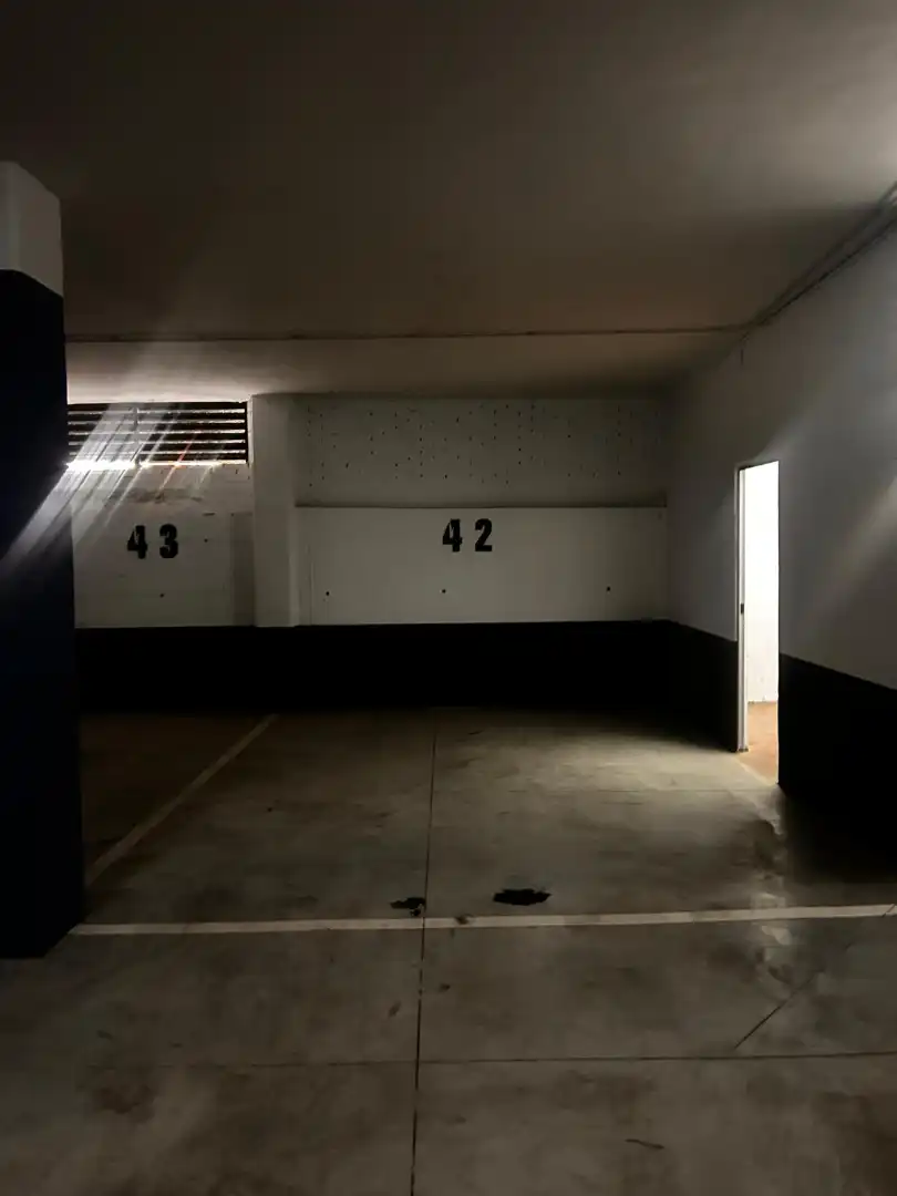 Parcheggio con ascensore in affitto a Calle Villafria 13
