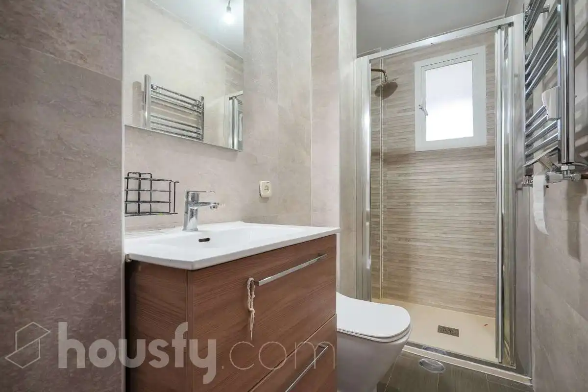 Bathroom of Flat for sale in Madrid  with Air Conditioner, Heating and Storage room
