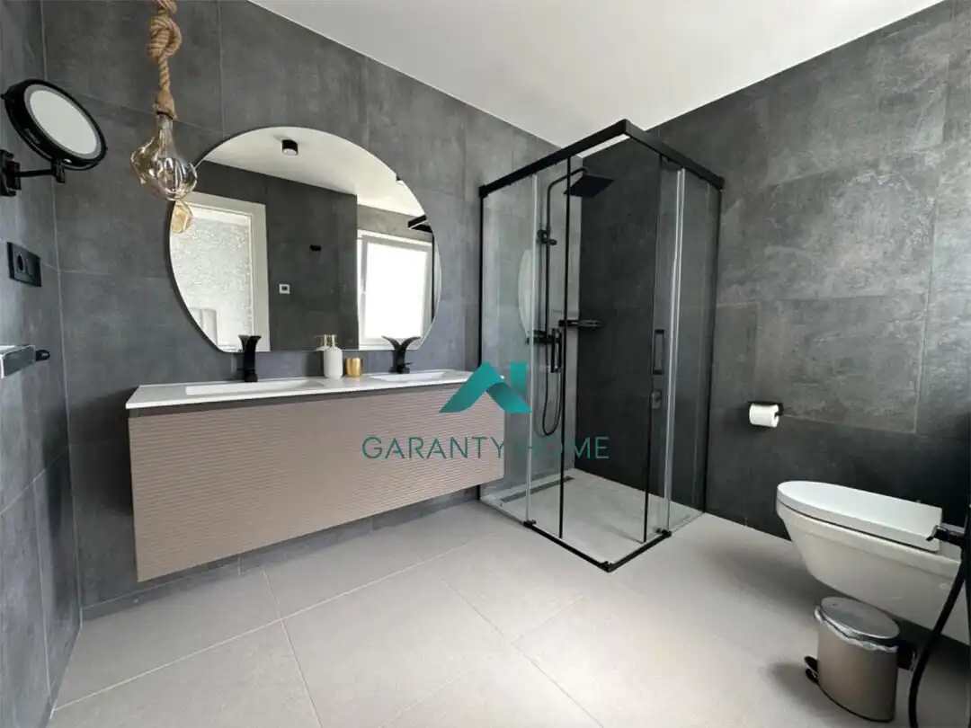 Baño de Piso de alquiler en Marbella con Calefacción, Terraza y Amueblado