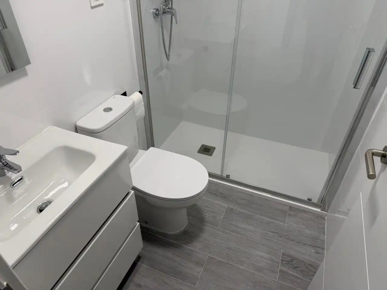 Bany de Planta baixa de lloguer en Madrid amb Aire condicionat i Moblat