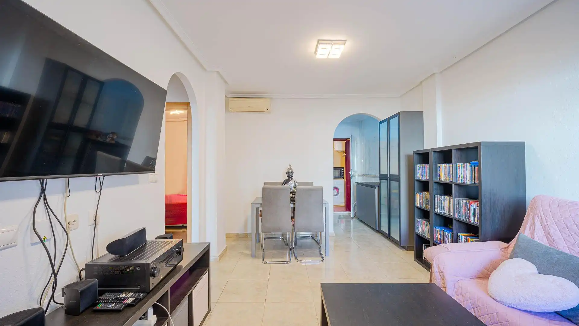 Sala d'estar de Casa o xalet en venda en Orihuela amb Jardí privat, Moblat i Piscina comunitària