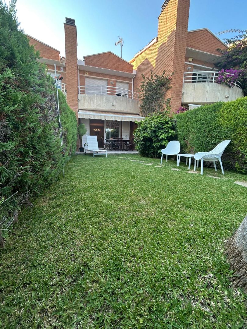 Casa adosada en venda a Creixell