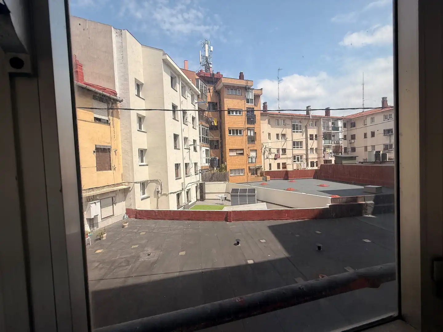 Außenansicht von Wohnung zum Verkauf in Barakaldo  mit Heizung, Abstellraum und Balkon