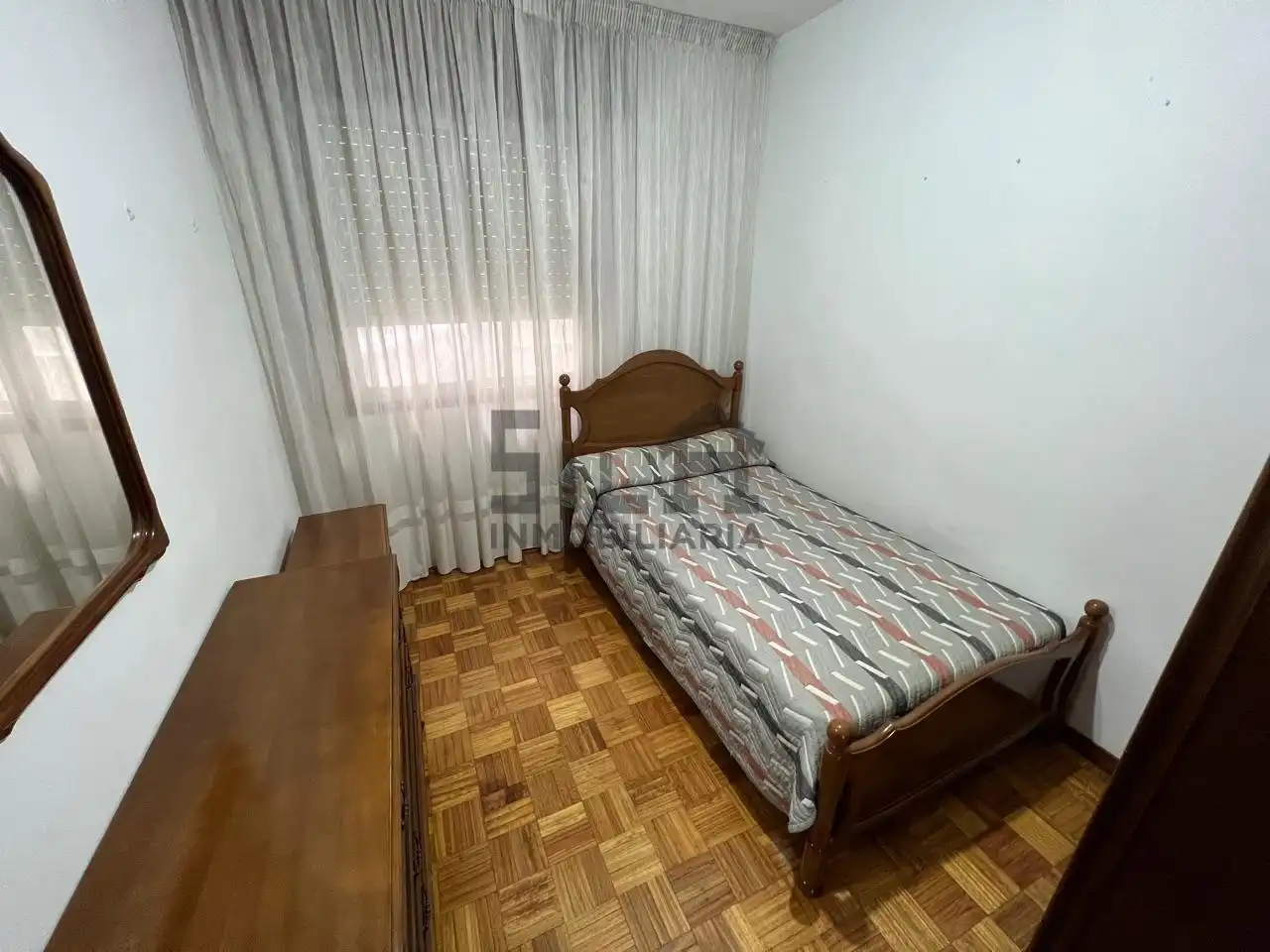 Schlafzimmer von Wohnung zur Miete in Ourense Capital  mit Heizung, Parkett und Möbliert