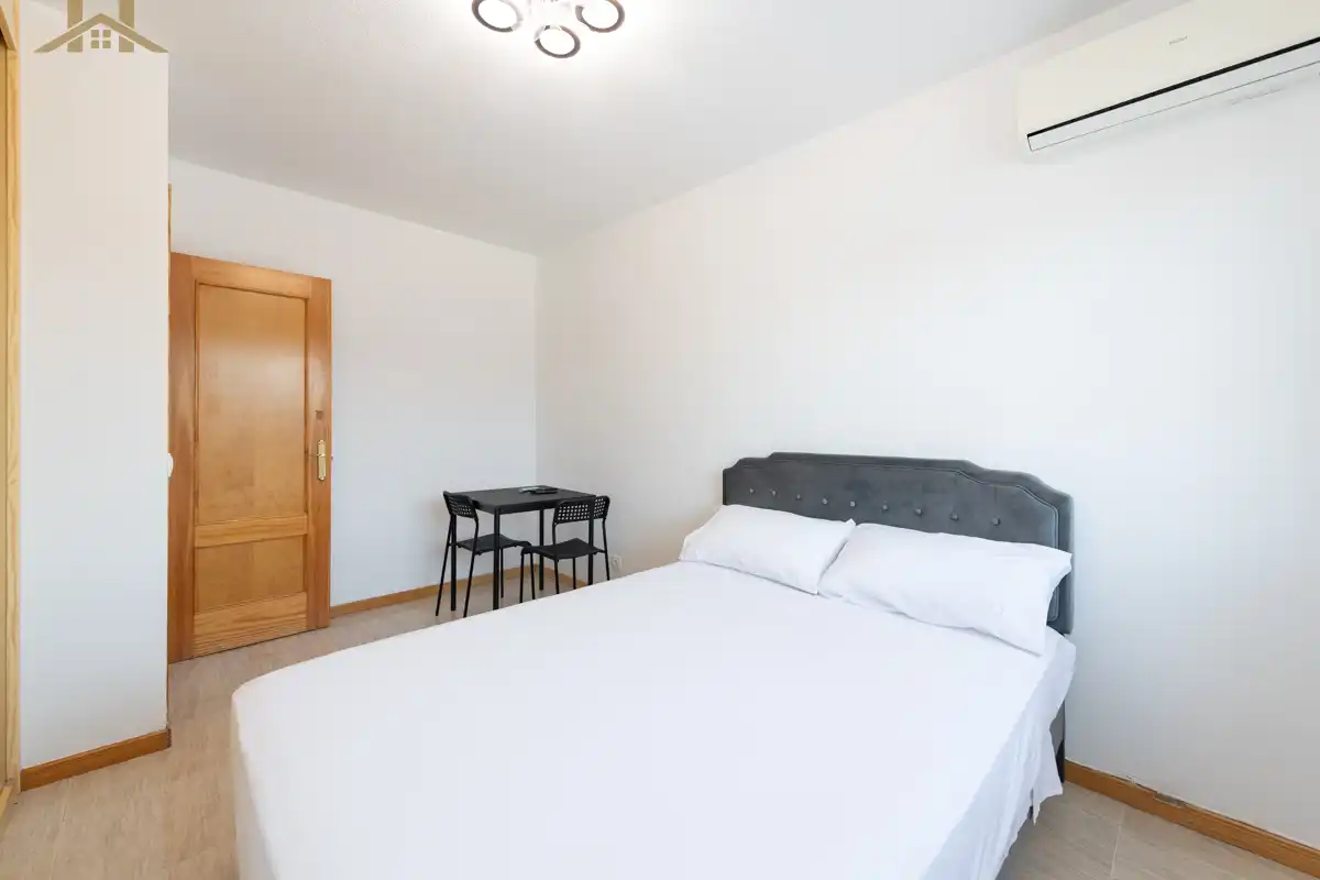 Habitación de Casa adosada en venta en Loeches con Aire acondicionado, Calefacción y Jardín privado