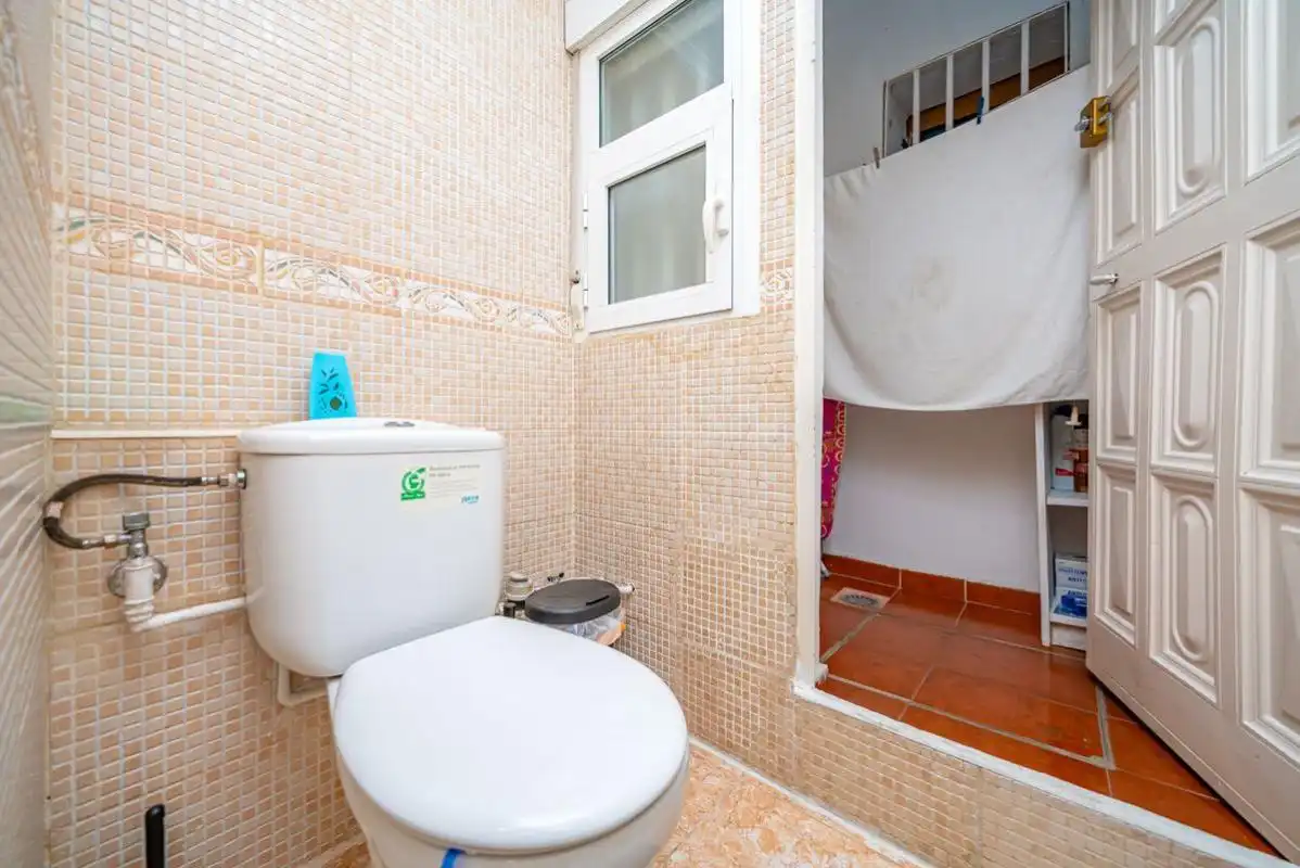 Bany de Planta baixa en venda en Madrid amb Calefacció, Terrassa i Moblat