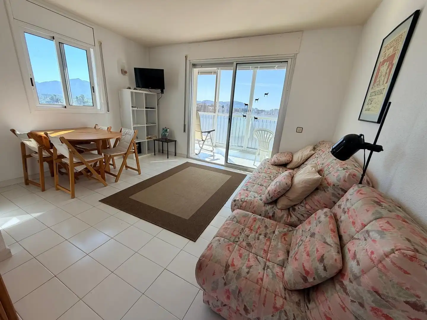 Sala d'estar de Estudi en venda en Roses amb Calefacció, Terrassa i Moblat