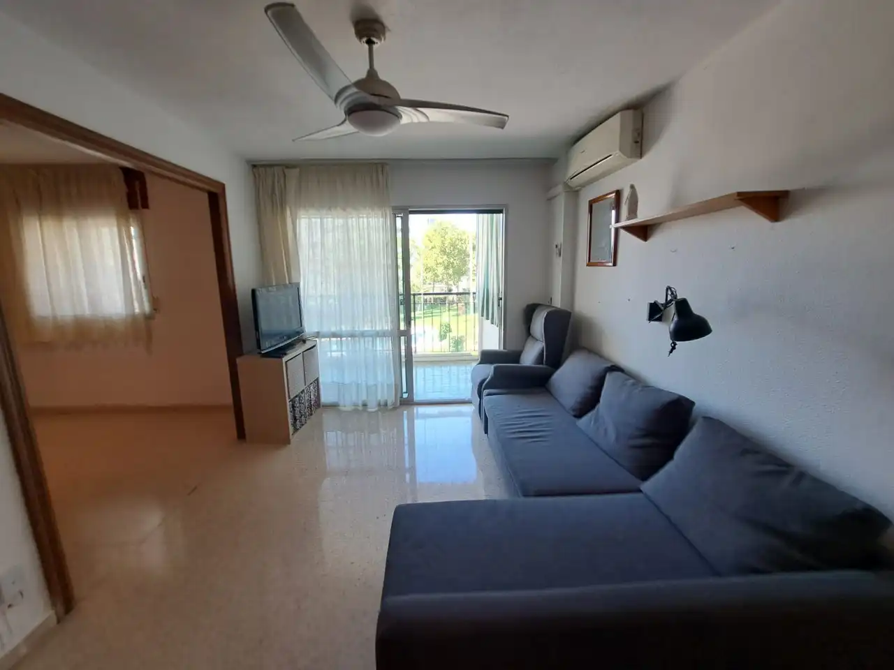 Sala d'estar de Pis de lloguer en Torremolinos amb Aire condicionat, Terrassa i Moblat