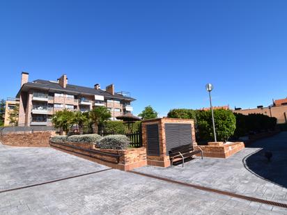 Vista exterior de Pis en venda en Boadilla del Monte amb Aire condicionat i Terrassa