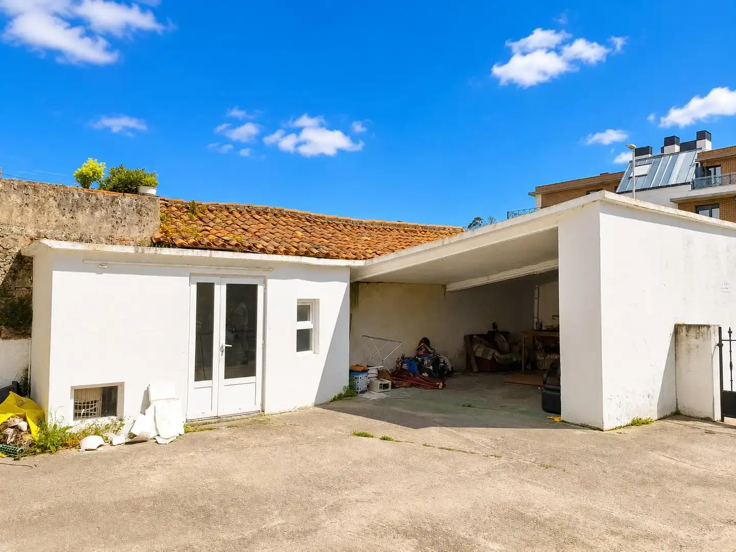 Vista exterior de Casa adosada en venda en Santa Cruz de Bezana amb Calefacció, Jardí privat i Traster
