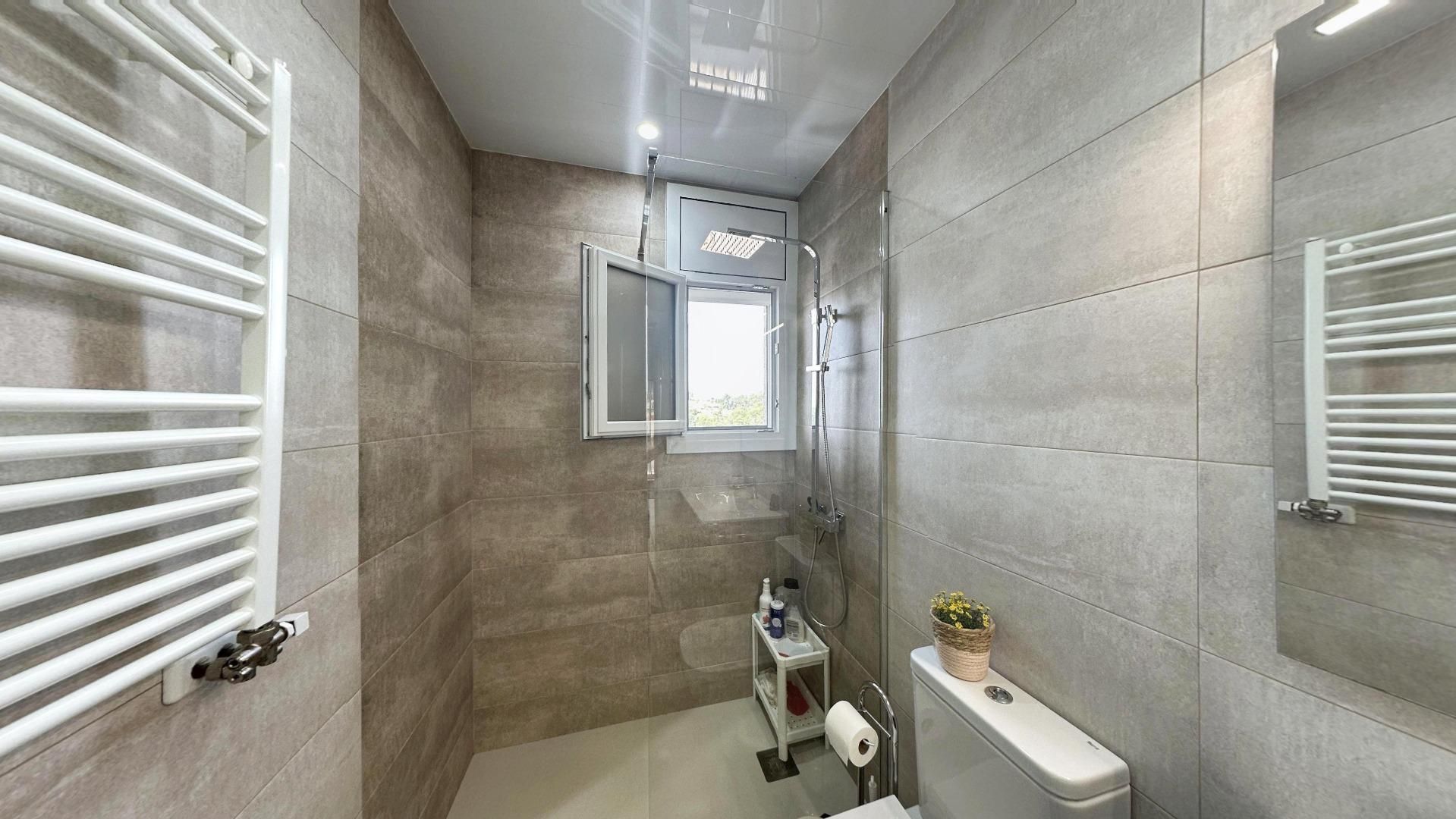 Badezimmer von Haus oder Chalet zum verkauf in Lliçà d'Amunt mit Klimaanlage, Heizung und Privatgarten