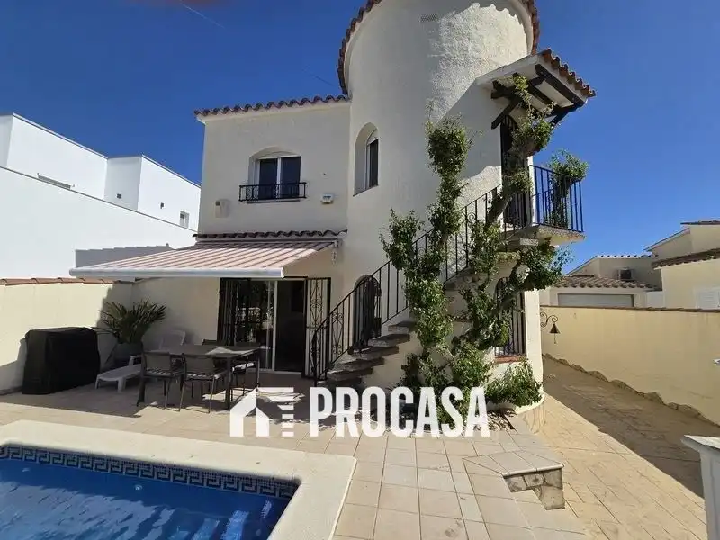 Villa con piscina in vendita a Pení