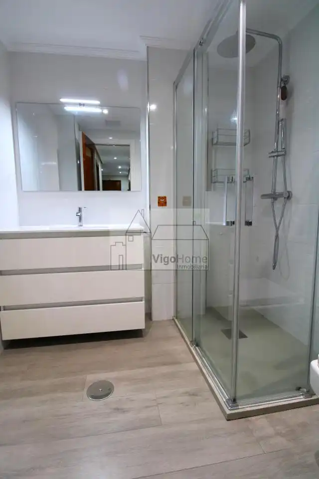 Bathroom of Flat for rent in Vigo   with Heating, Parquet flooring and Storage room