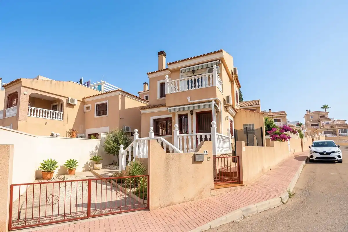 House with garden for sale in Orihuela Costa