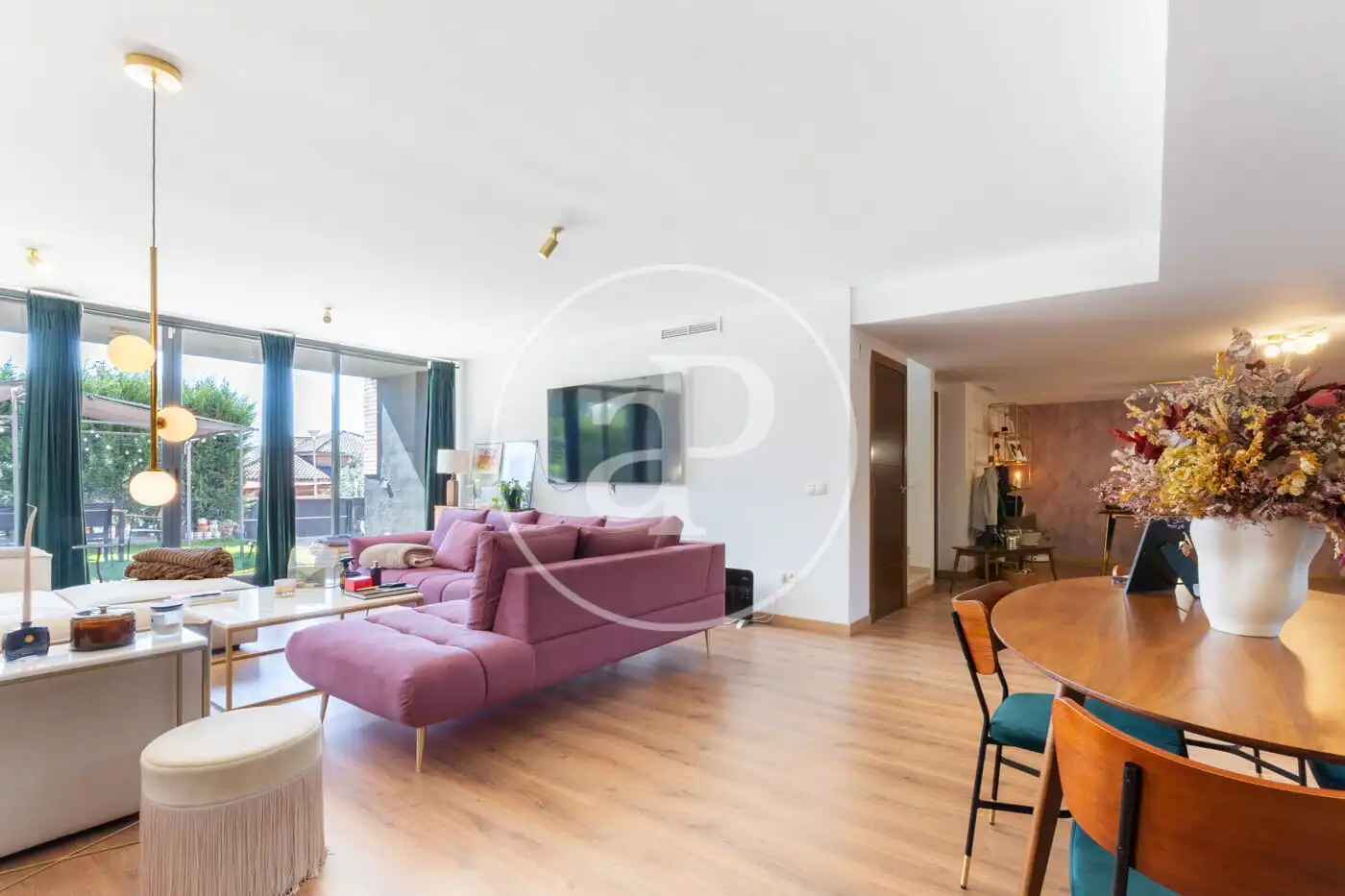 Wohnzimmer von Einfamilien-Reihenhaus zum Verkauf in Chiva mit Klimaanlage, Heizung und Privatgarten