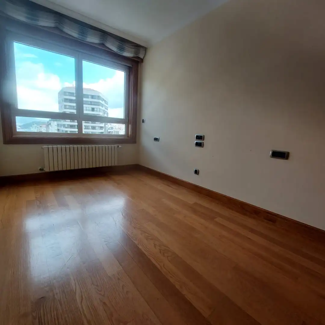 Schlafzimmer von Wohnung zur Miete in Vigo  mit Heizung, Parkett und Abstellraum