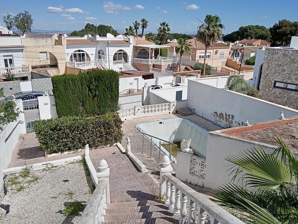 Exterior view of Single-family semi-detached for sale in Torrevieja  with Air Conditioner, Private garden and Terrace
