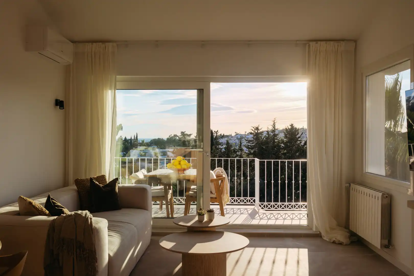 Dormitori de Casa adosada en venda en Estepona amb Aire condicionat, Jardí privat i Terrassa