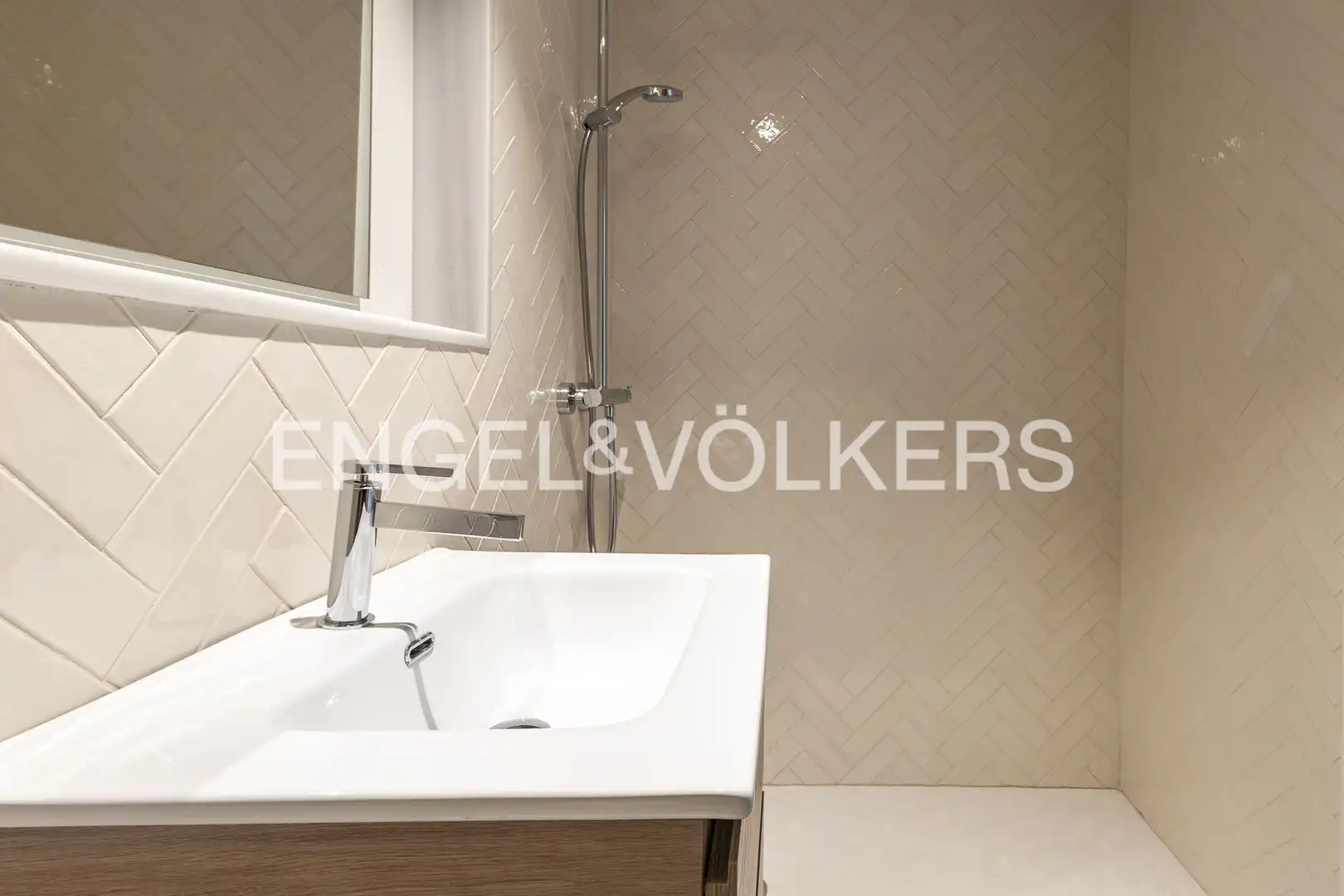 Badezimmer von Maisonette zum Verkauf in Barcelona mit Klimaanlage, Heizung und Parkett