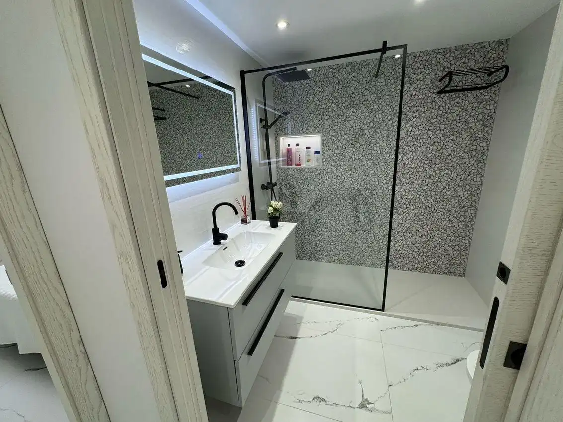 Bathroom of Flat for sale in Córdoba  with Air Conditioner, Terrace and Furnished