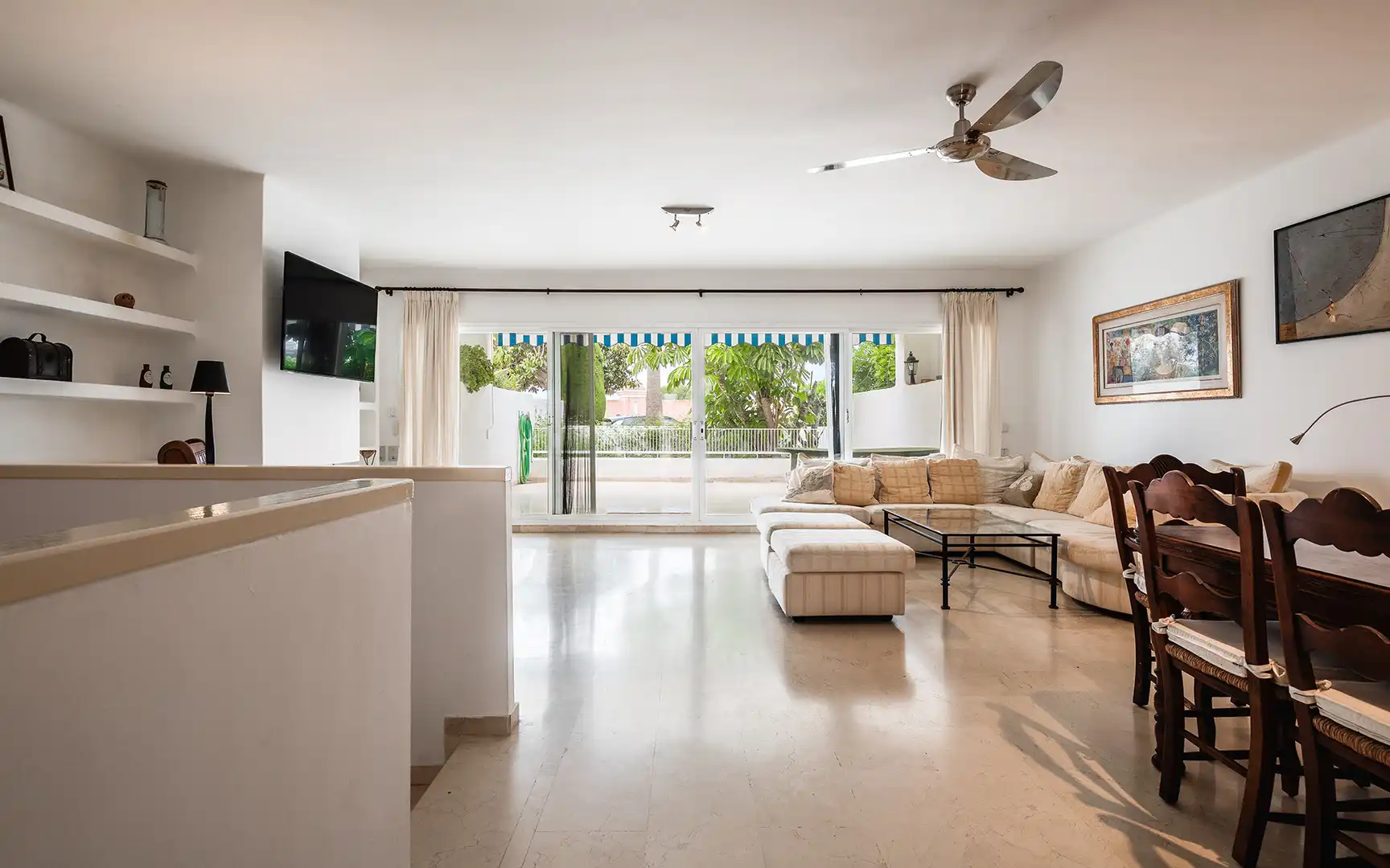 Sala de estar de Planta baja en venta en Marbella con Aire acondicionado, Jardín privado y Terraza