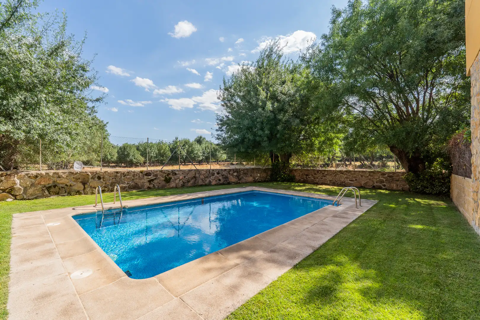 Piscina de Casa adosada en venda en Navalafuente amb Calefacció, Jardí privat i Jacuzzi