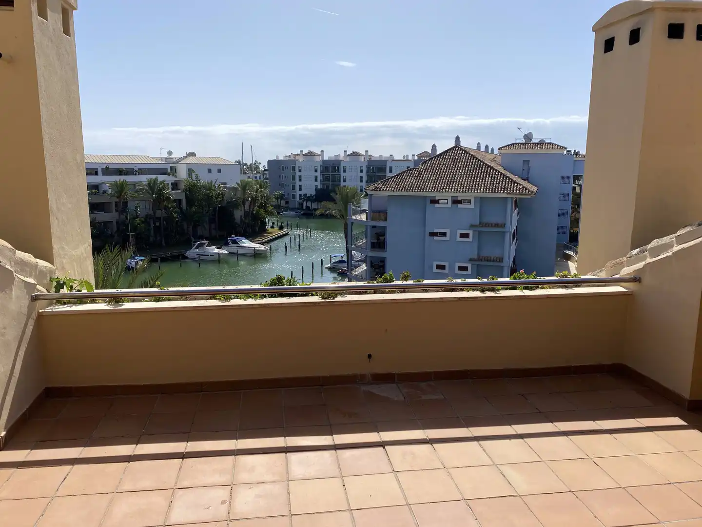Vista exterior de Ático de alquiler en Sotogrande con Aire acondicionado, Terraza y Piscina