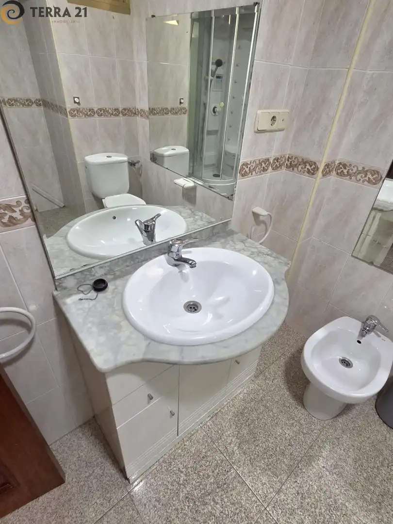 Bany de Pis de lloguer en Jaén amb Aire condicionat, Terrassa i Moblat