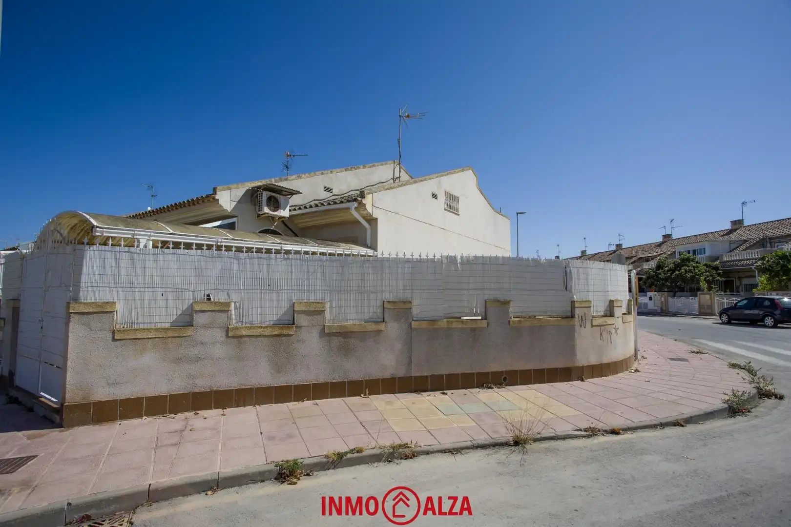 Außenansicht von Einfamilien-Reihenhaus zum Verkauf in Los Alcázares mit Privatgarten, Terrasse und Abstellraum