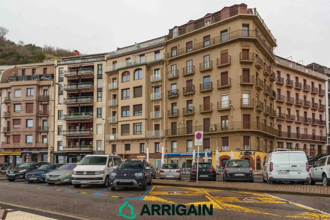 Vista exterior de Pis en venda en Donostia - San Sebastián  amb Calefacció i Balcó