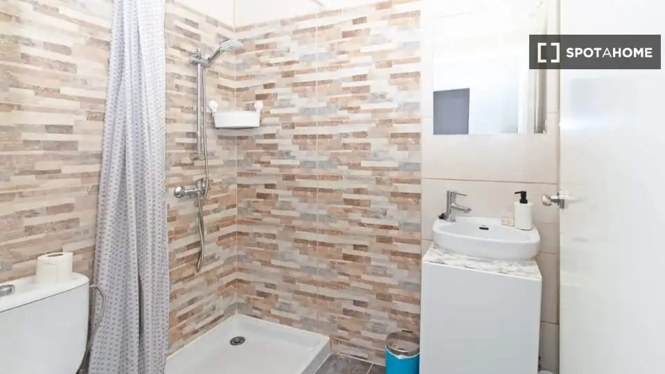 Bathroom of Flat for rent in Valencia  with Air Conditioner, Heating and Furnished