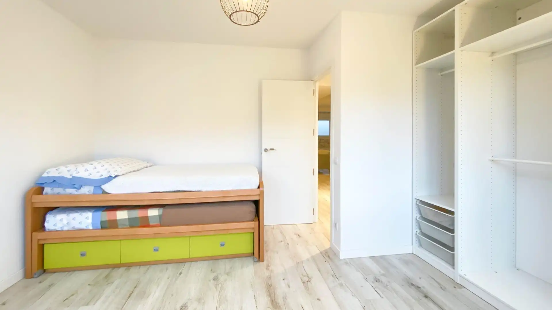 Schlafzimmer von Erdgeschoss zur Miete in Santander mit Heizung, Terrasse und Möbliert