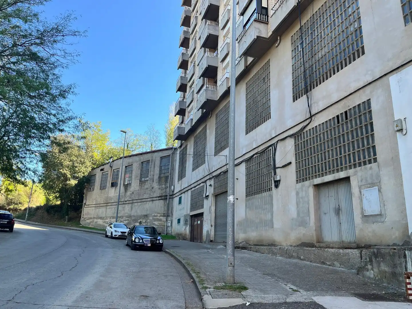 Außenansicht von Fabrikhallen zum Verkauf in Barbastro