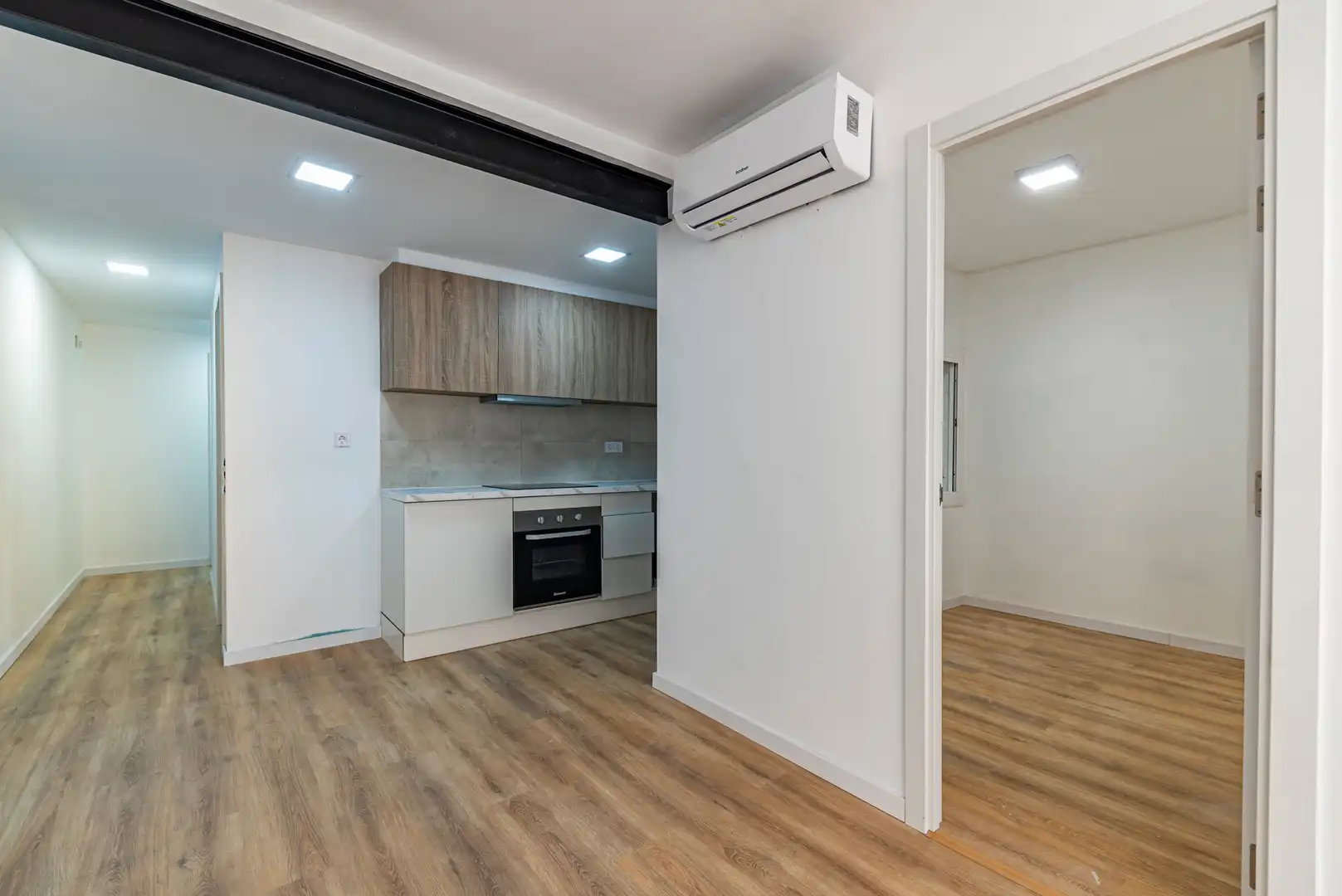 Kitchen of Flat for sale in L'Hospitalet de Llobregat  with Air Conditioner, Heating and Parquet flooring