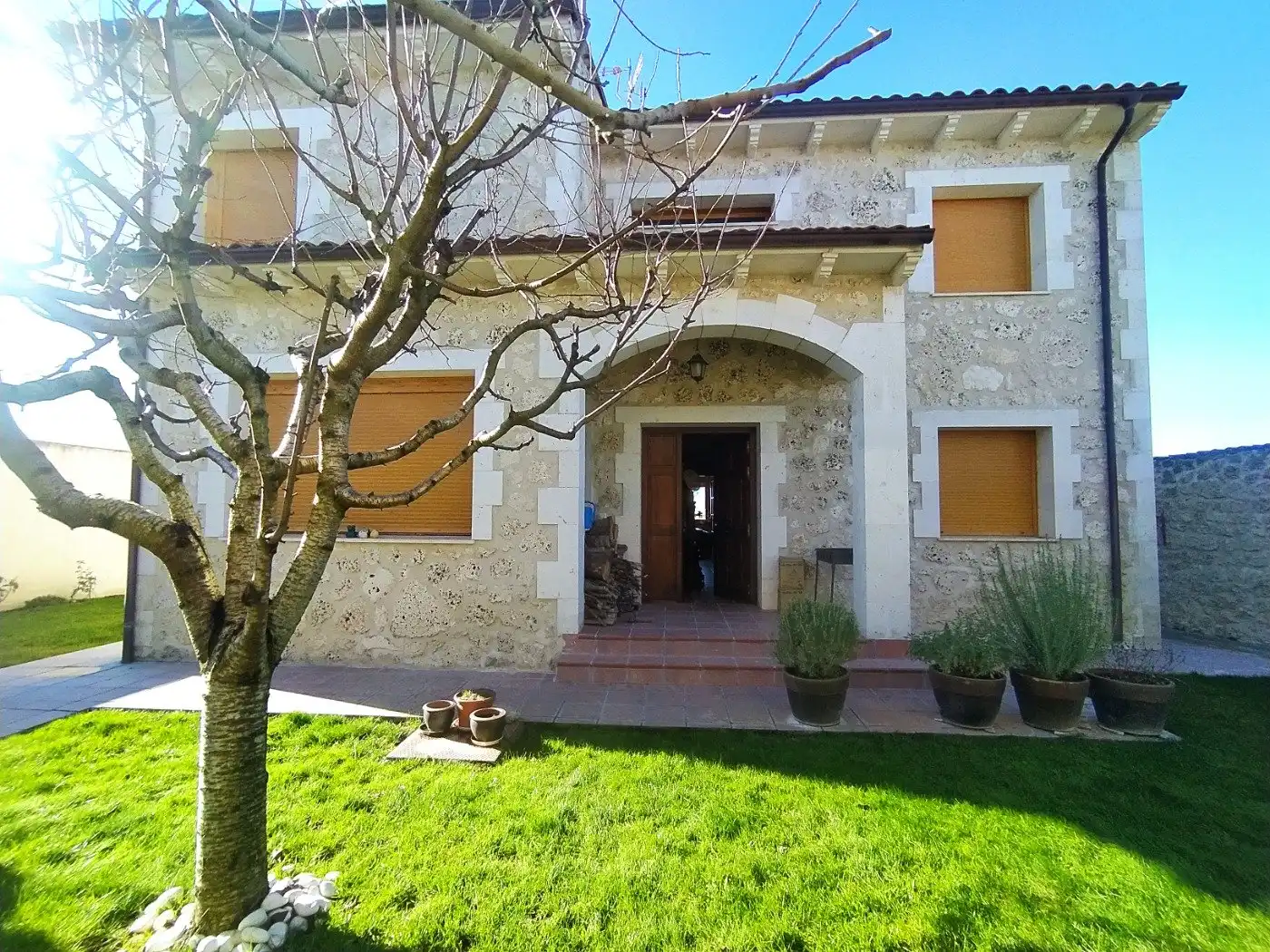 Vista exterior de Casa o chalet en venta en Cozuelos de Fuentidueña con Calefacción, Jardín privado y Piscina