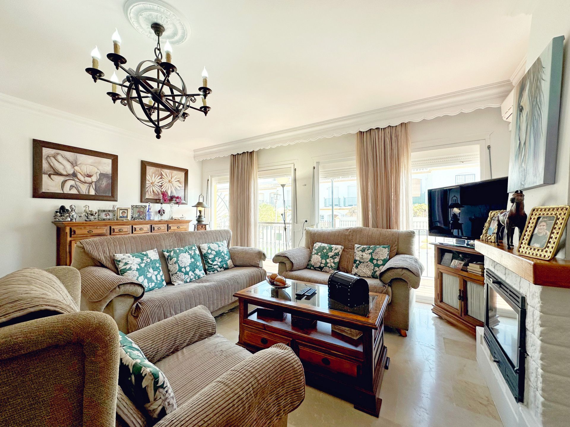 Sala d'estar de Casa adosada en venda en Estepona amb Aire condicionat, Terrassa i Traster